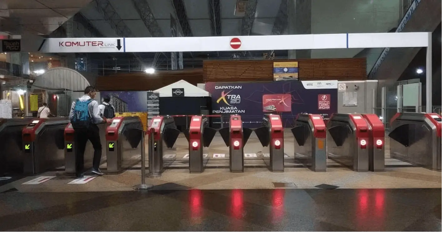 จะจัดการการอนุญาตการเข้าถึงสำหรับประตูหมุนควบคุมการเข้าถึงได้อย่างไร